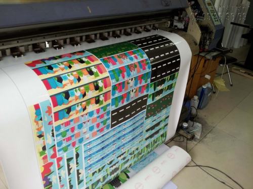 Tiến hành in Decal sữa, in Decal các loại bằng máy in hiện đại nhập khẩu từ Nhật Bản cho bản in tuyệt đẹp