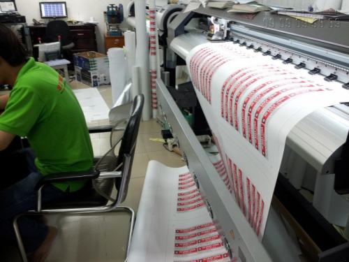 In decal PP khổ lớn mực nước trên máy in Mimaki Nhật Bản tại In Kỹ Thuật Số 