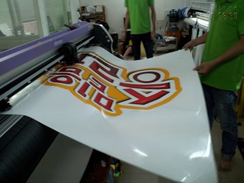 In decal trong khổ lớn dùng dán kính trên máy in Mimaki Nhật Bản, cho chất lượng in đẹp, sắc nét