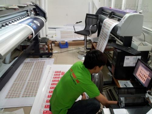 Nhân viên tại In Kỹ Thuật Số đang gia công bế tem decal các loại Nhân viên tại In Kỹ Thuật Số đang gia công bế tem decal các loại