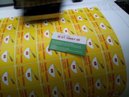 In decal làm tem nhãn dán hộp đồ ăn mang về tại In Kỹ Thuật Số cho hình rõ nét, lên màu chuẩn, màu tươi, dễ lột, dán, không bong tróc. 