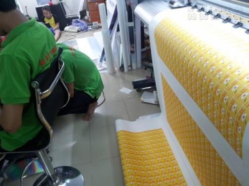 Nhân viên đang tiến hành gia công giai đoạn cuối cùng trước khi hoàn thành sản phẩm in decal dán Nhân viên đang tiến hành gia công giai đoạn cuối cùng trước khi hoàn thành sản phẩm in decal dán