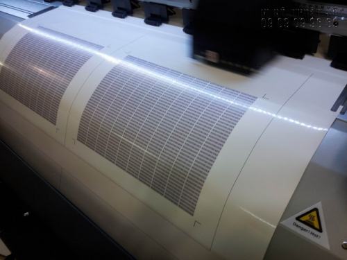 InKyThuatSo sử dụng máy bế Mimaki hiện đại, gia công cấn bế tem decal giấy cho kích thước con tem đúng tiêu chuẩn, thẩm mỹ cao InKyThuatSo sử dụng máy bế Mimaki hiện đại, gia công cấn bế tem decal giấy cho kích thước con tem đúng tiêu chuẩn, thẩm mỹ cao