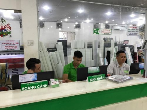 Nhân viên thiết kế in ấn giúp khách hàng kiểm tra và làm file in decal PP bồi formex nhanh Nhân viên thiết kế in ấn giúp khách hàng kiểm tra và làm file in decal PP bồi formex nhanh