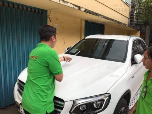 Nhân viên thi công đo, canh vị trí dán decal trang trí xe hơi Nhân viên thi công đo, canh vị trí dán decal trang trí xe hơi