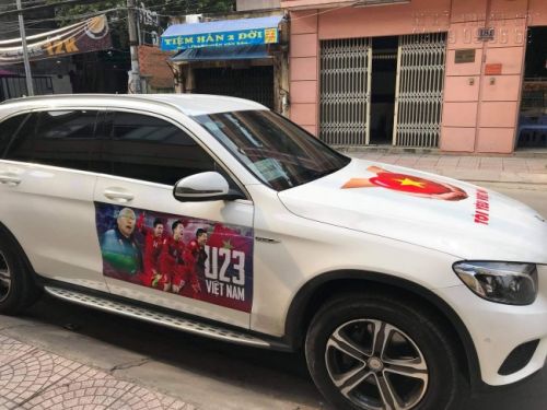 Chiếc xe Mercedes Benz đã dán xong tem decal, sẵn sàng đi cổ vũ bóng đá Chiếc xe Mercedes Benz đã dán xong tem decal, sẵn sàng đi cổ vũ bóng đá