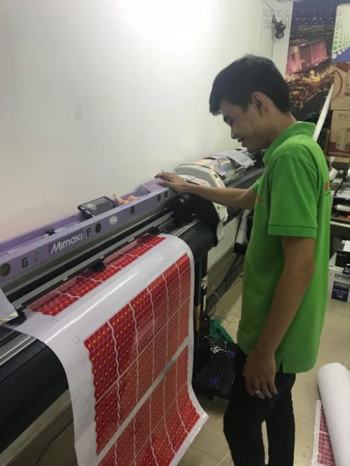 Máy bế chạy hết công suất cho đơn hàng in sticker cờ đỏ sao vàng Máy bế chạy hết công suất cho đơn hàng in sticker cờ đỏ sao vàng