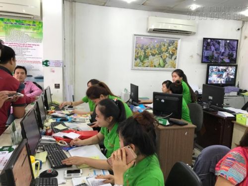 Nhân viên chăm sóc khách hàng hỗ trợ khách đặt in name card Bình Thạnh tại văn phòng In Kỹ Thuật Số