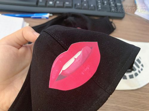 Báo giá in decal ép nhiệt sticker ép lên khẩu trang, nhận in mọi số lượng, hàng trong ngày - Ảnh: 5