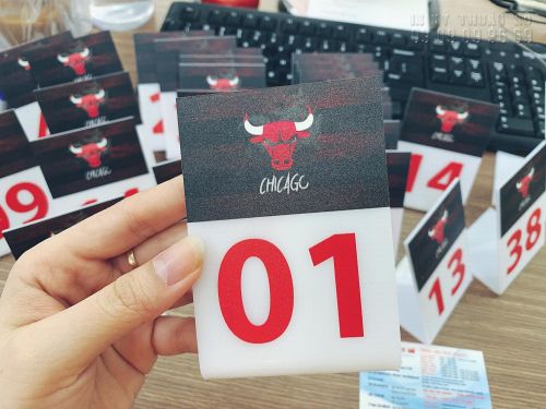 Báo giá biển số bàn, thẻ mica, menu, standee mica để bàn quán cafe, quán ăn - Xưởng gia công mica theo yêu cầu tại TPHCM  - Ảnh: 1