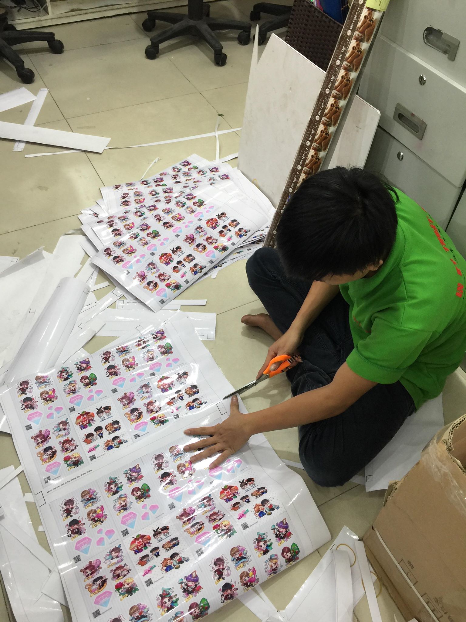 In decal khổ lớn thường kết hợp với gia công cắt để cắt rời thành những tấm nhỏ
