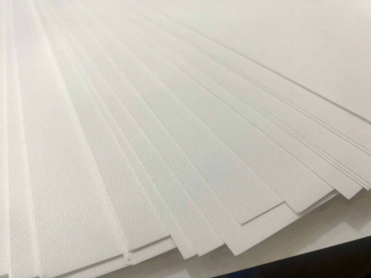 Các loại giấy mỹ thuật cao cấp cũng thường được sử dụng để in ân card visit
