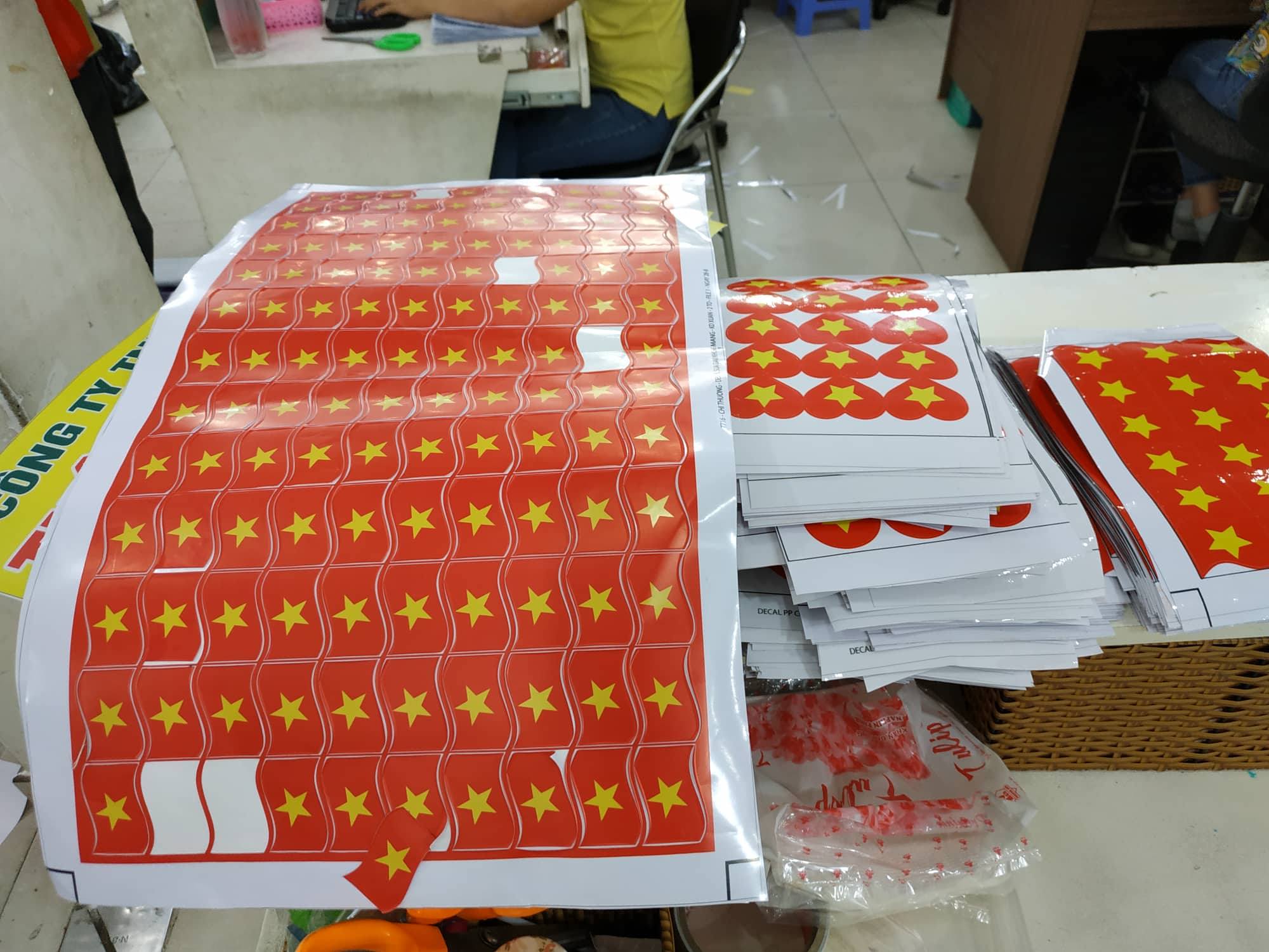 Decal in tem gia công bế bế hỗ trợ việc sử dụng dán dễ dàng hơn.
