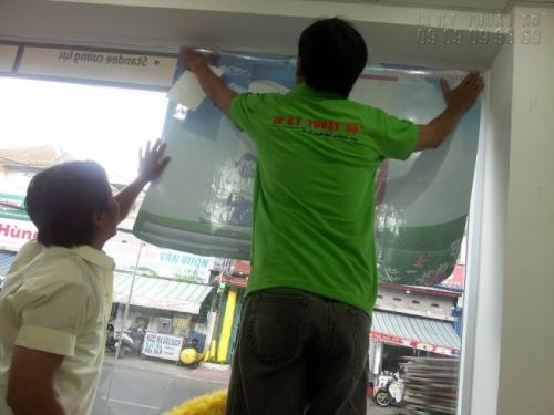 Decal lưới được thi công dán rất đơn giản, chỉ cần lột lớp keo phía sau là có thể dán lên bề mặt kính.