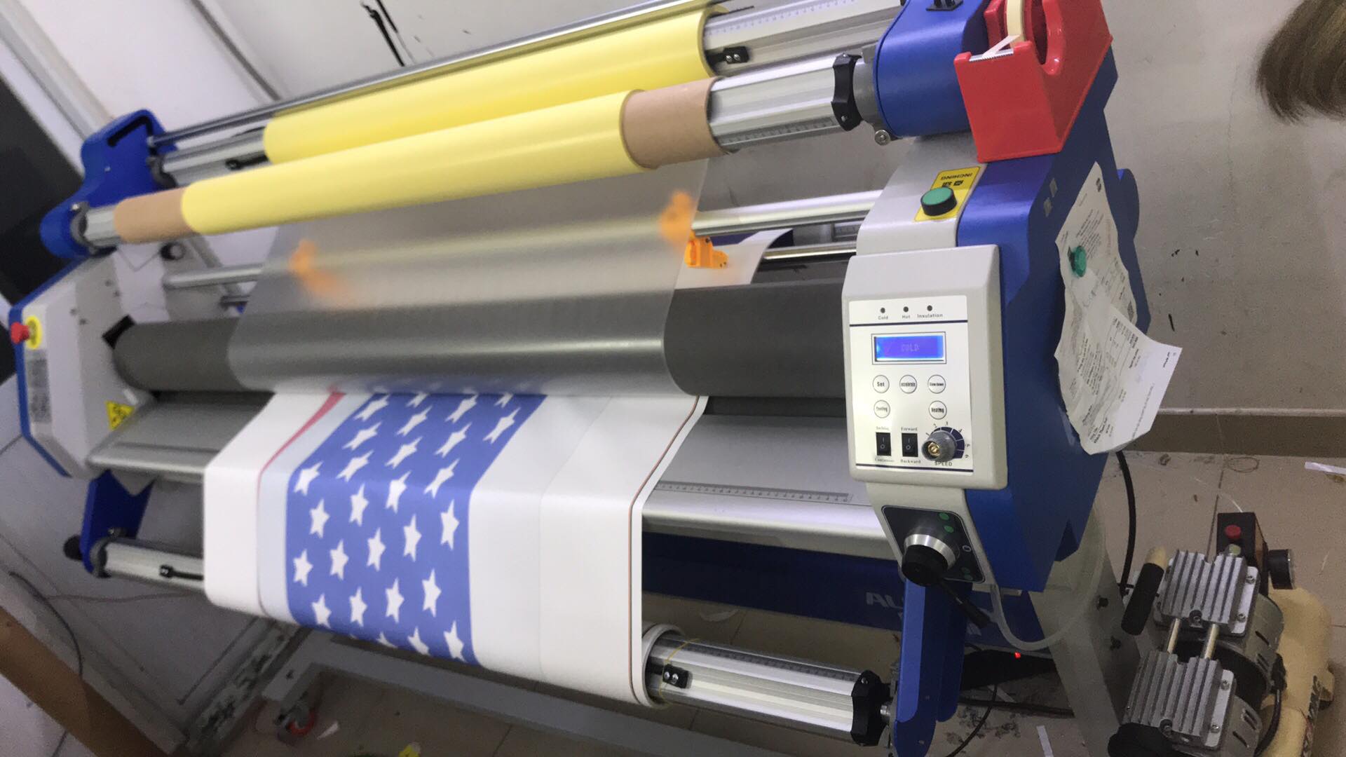 Máy cán màng giấy ảnh hiện đại, giúp bảo vệ bề mặt ảnh, giúp mực không lem