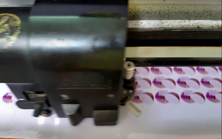 Máy bế tem nhãn với đầu đọc kỹ thuật số