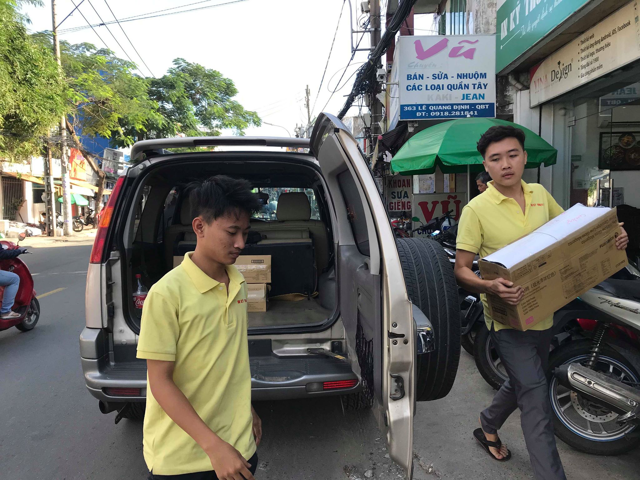 Bộ phận giao hàng đưa hàng đến tận tay khách