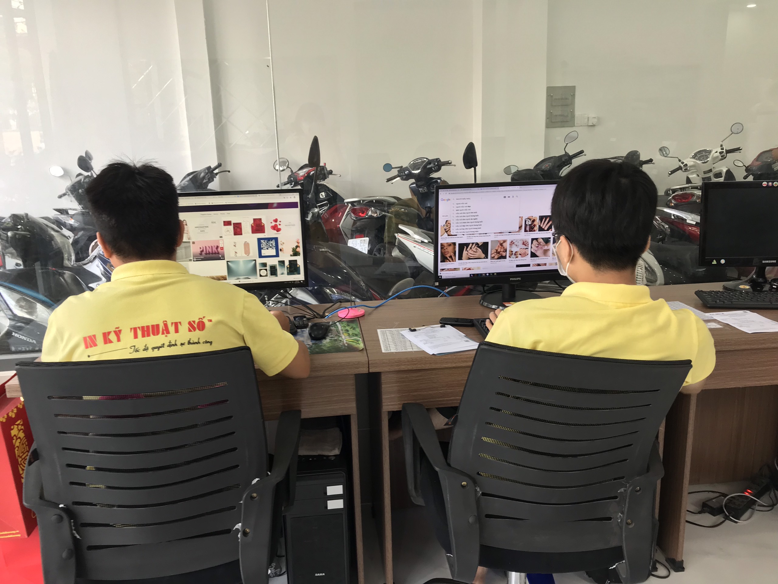 nhân viên thiết kế hỗ trợ làm file in hiflex cho khách