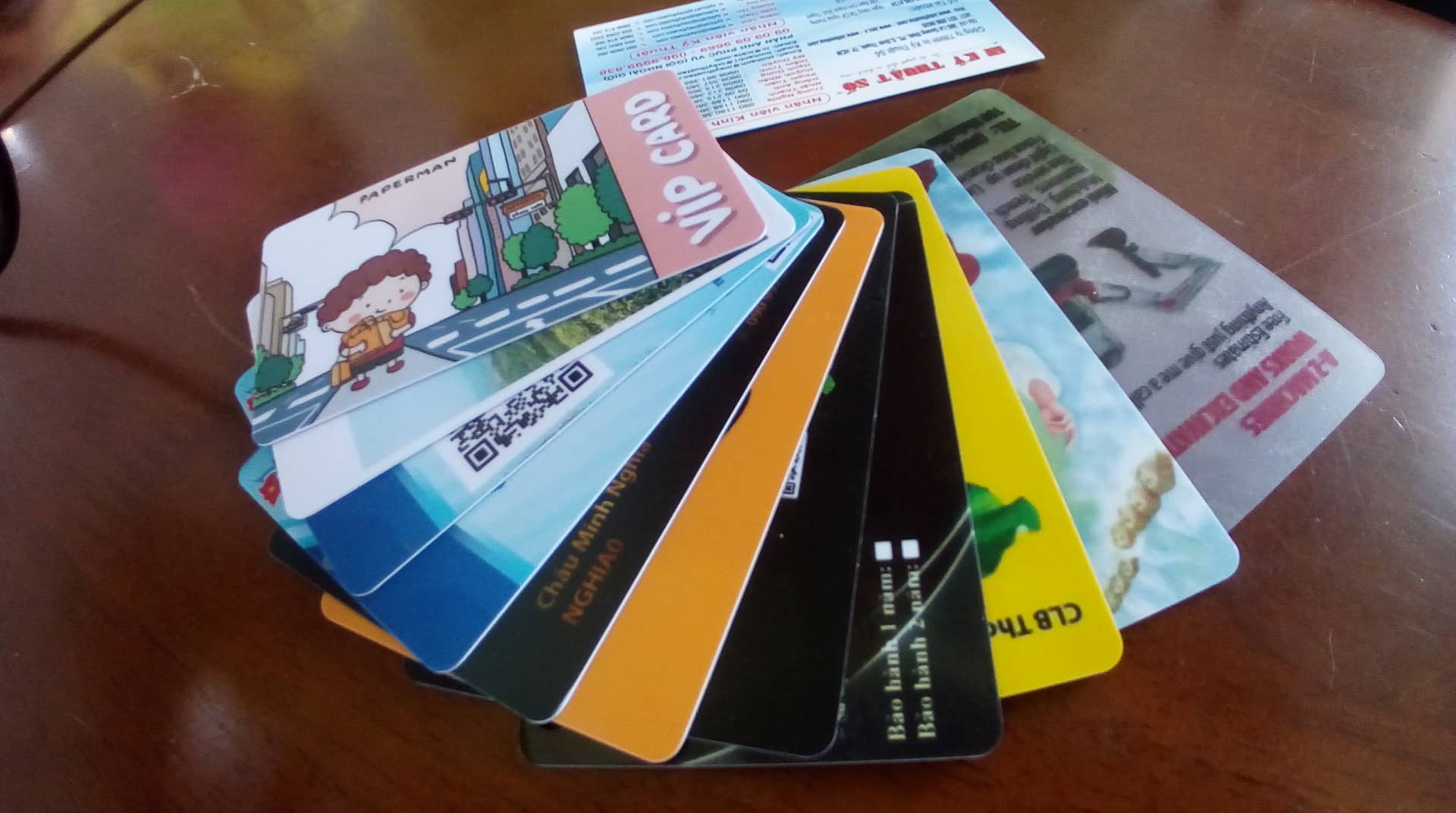 thẻ nhựa treo phòng 