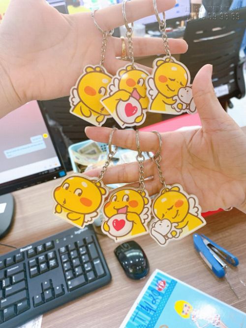 Đặt in móc khóa mica số lượng ít theo yêu cầu TPHCM - Móc khóa mica in chuyển nhiệt, hai mặt cắt hình bo theo đường viền sticker - In Kỹ Thuật Số Since 2006 - Ảnh: 5