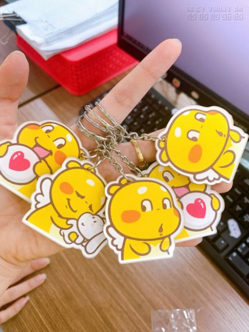 Đặt in móc khóa mica số lượng ít theo yêu cầu TPHCM - Móc khóa mica in chuyển nhiệt, hai mặt cắt hình bo theo đường viền sticker - In Kỹ Thuật Số Since 2006 - Ảnh: 1