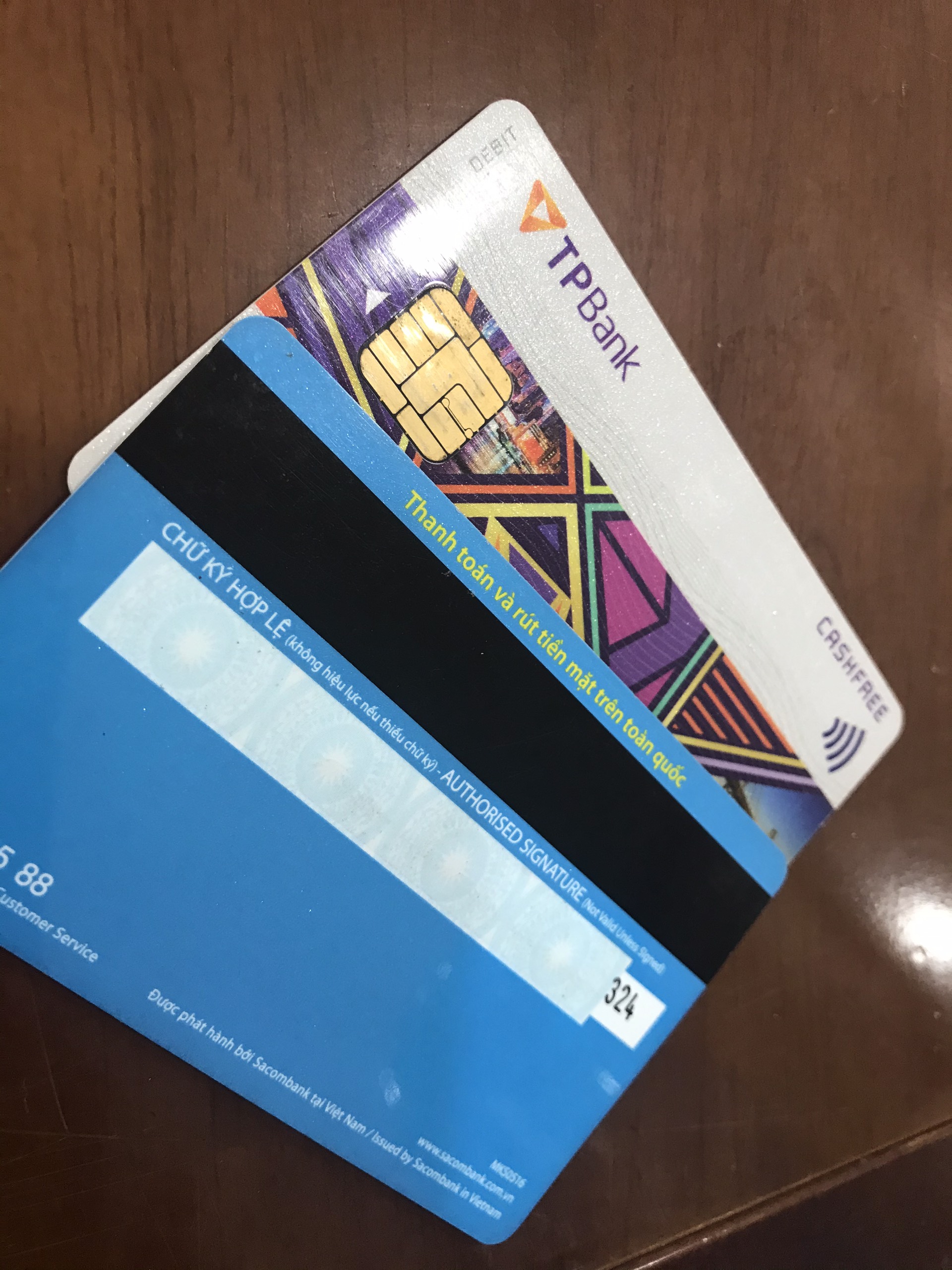 thẻ ngân hàng làm bằng chất liệu gì