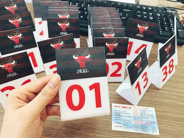 Báo giá biển số bàn, thẻ mica, menu, standee mica để bàn quán cafe, quán ăn - Xưởng gia công mica theo yêu cầu tại TPHCM  - Ảnh: 2