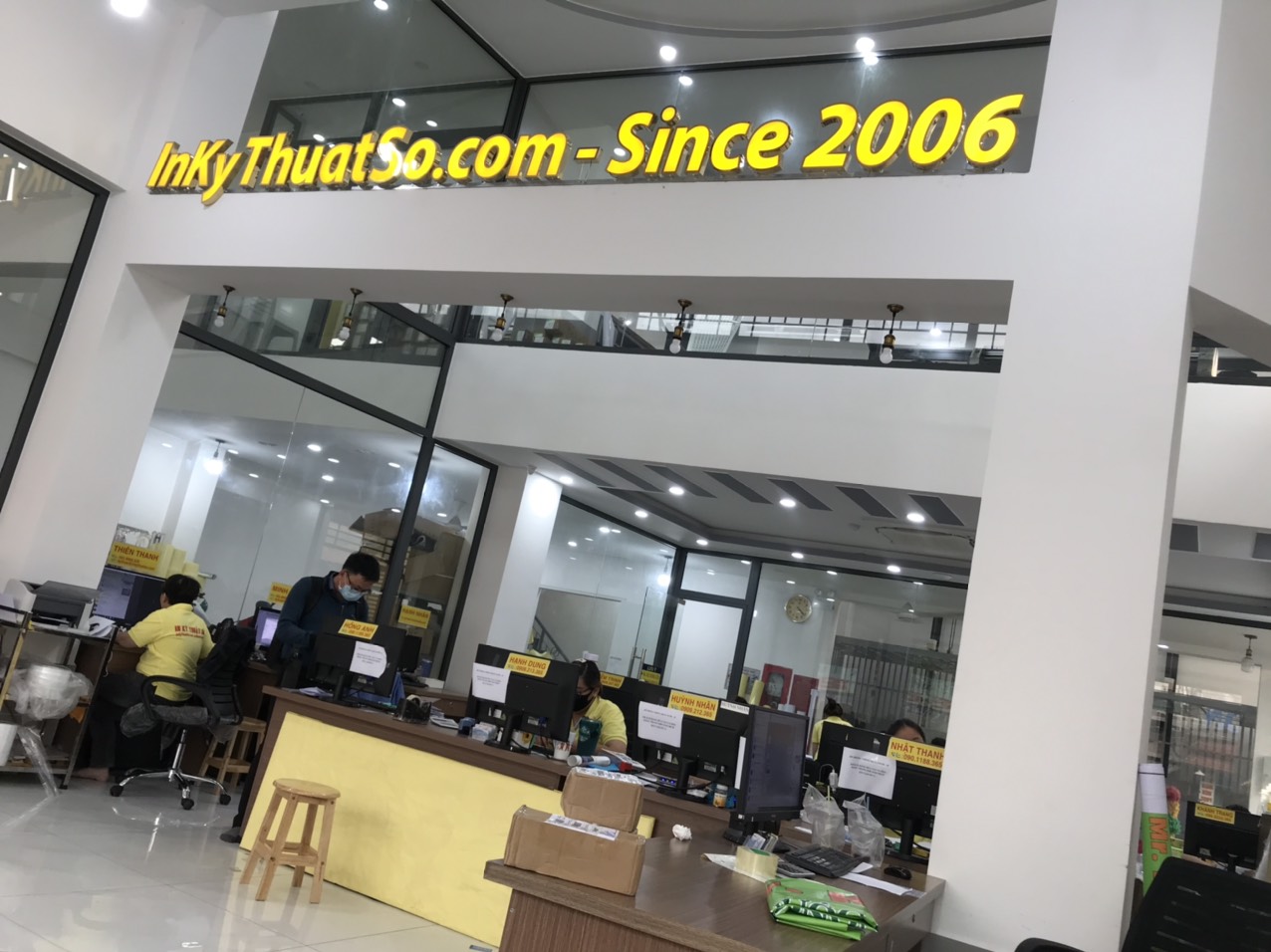 Nhân viên tư vấn và hỗ trợ đặt in tranh cúng dường từ khách hàng tại Công ty In Kỹ Thuật Số